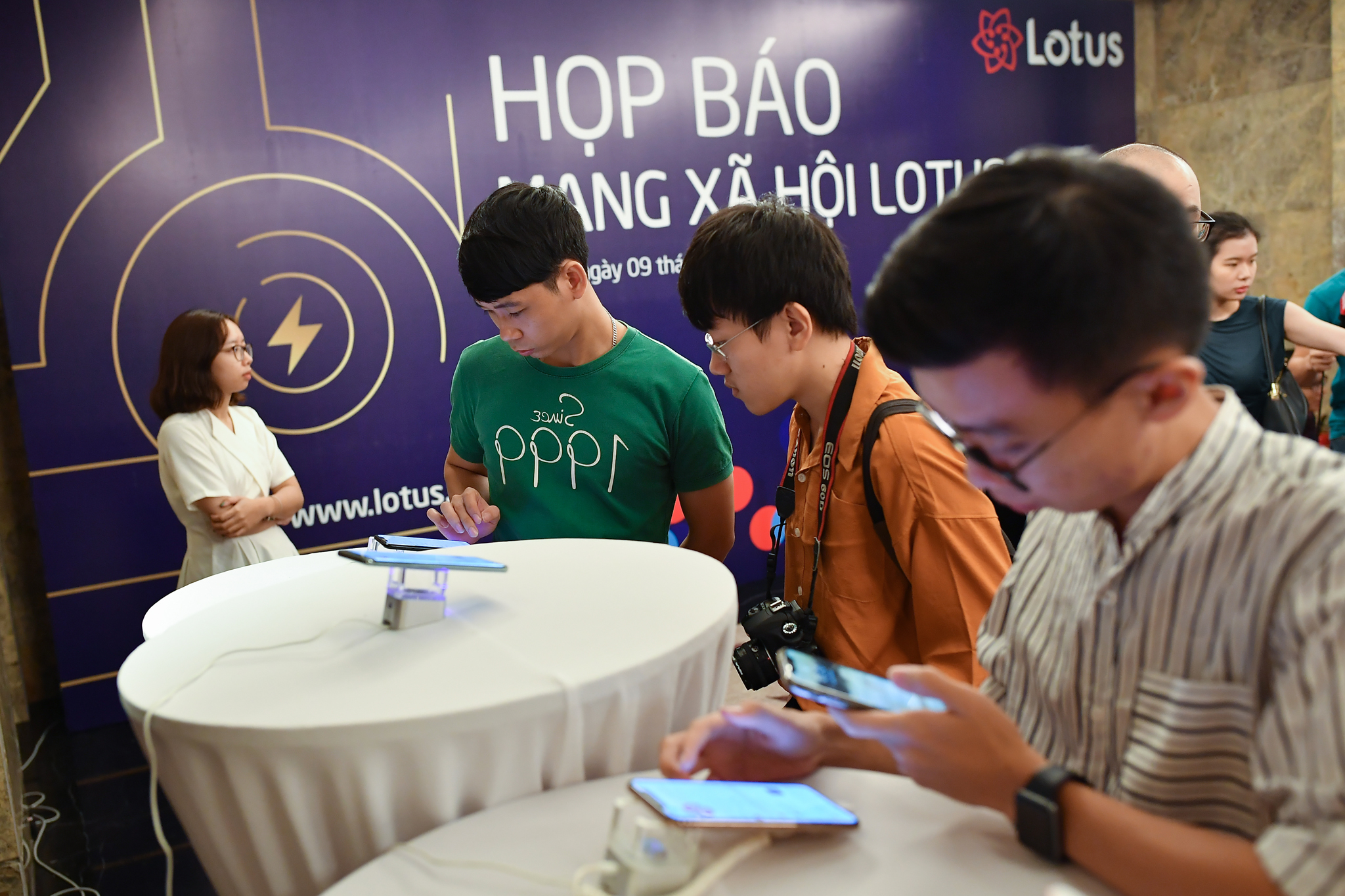 Bài 3: Không để lệ thuộc mạng xã hội từ nước ngoài